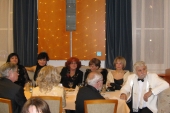 Členové kabinetu s partnery i partnerkami v průběhu plesového večera