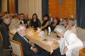 Členové kabinetu s partnery i partnerkami v průběhu plesového večera