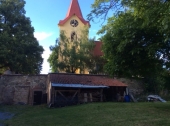 Hostivický kostel z farní zahrady