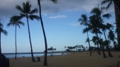 světoznámá pláž Waikiki po rozednění jen se surfaři