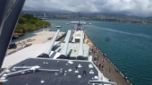 Pohled z můstku USS Missouri k památníku USS Arizona